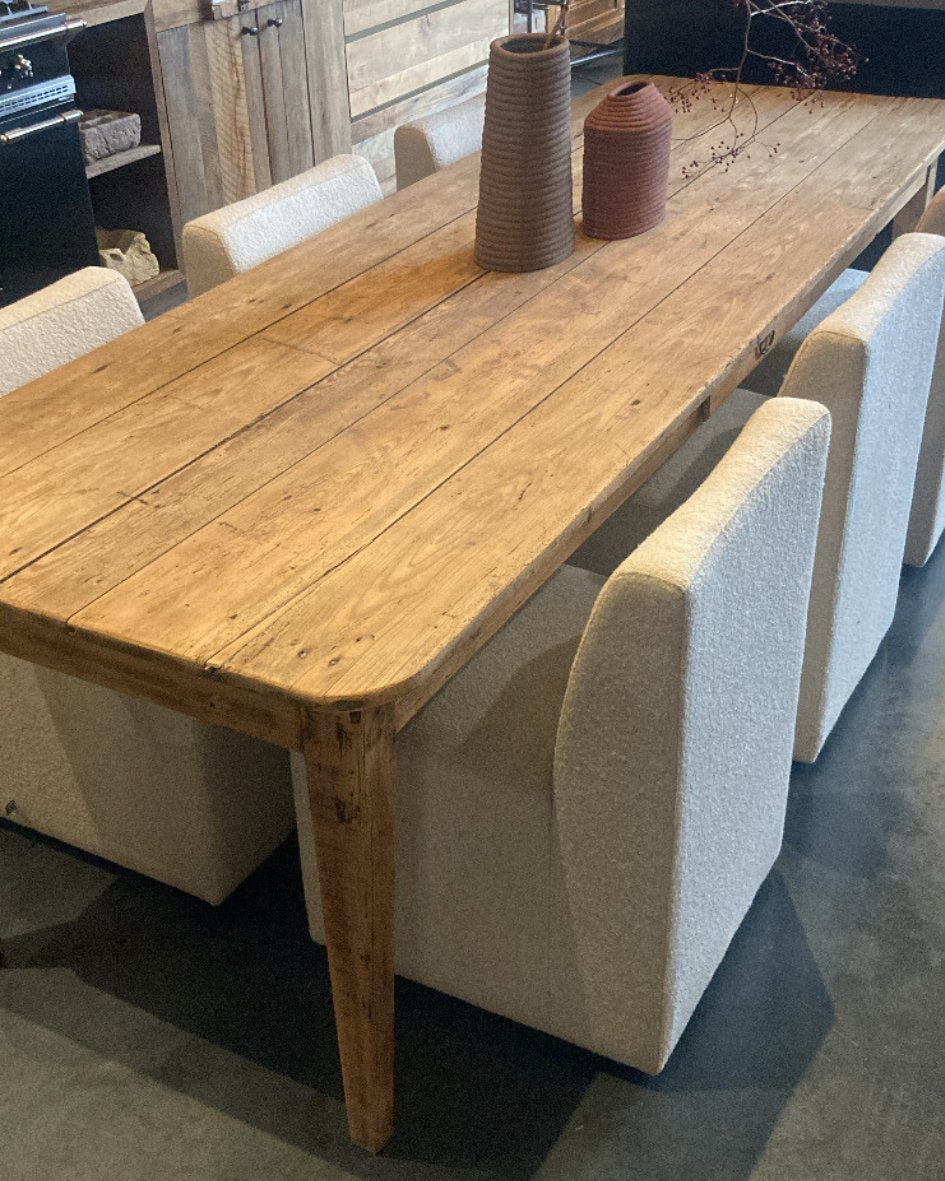 Authentieke eettafel met afgeronde hoeken