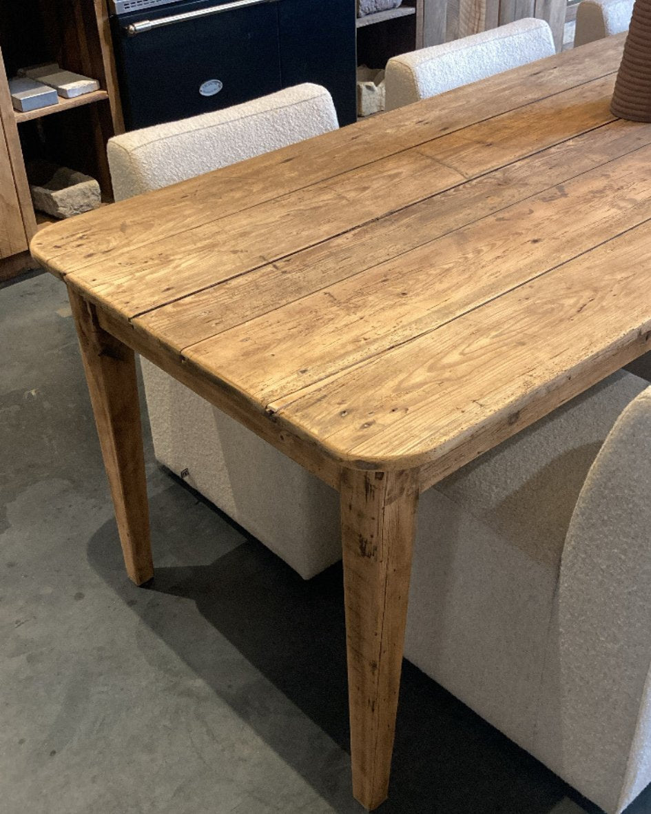 Authentieke eettafel met afgeronde hoeken