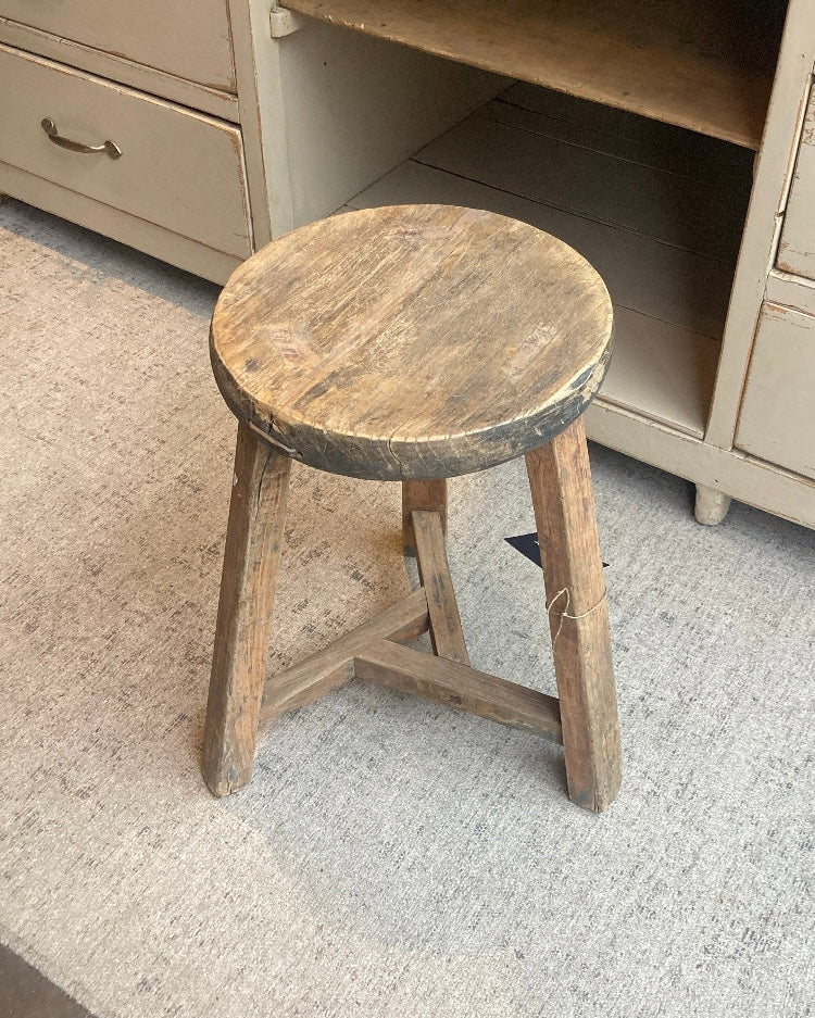 Oud houten krukje nr. 7