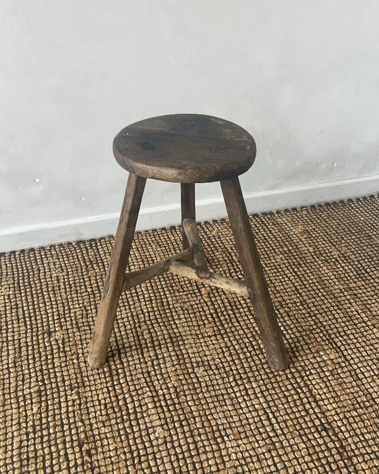 Antiek rond houten krukje donker