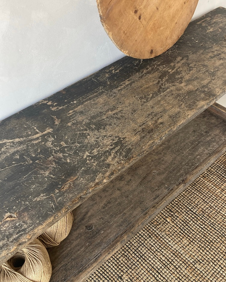 Donkere antieke houten wandtafel
