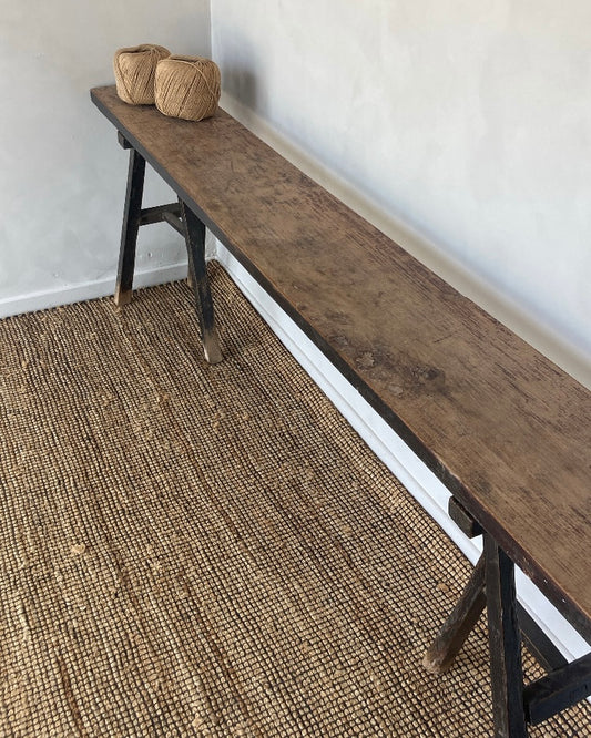 Lange wandtafel op houten schraagpoten