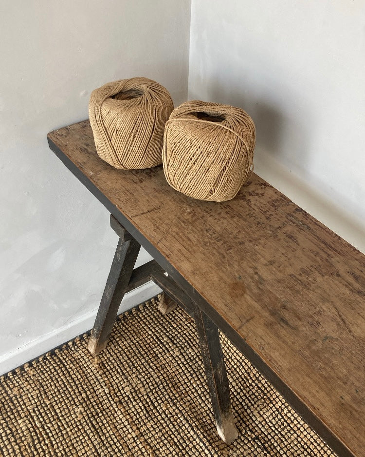 Lange wandtafel op houten schraagpoten