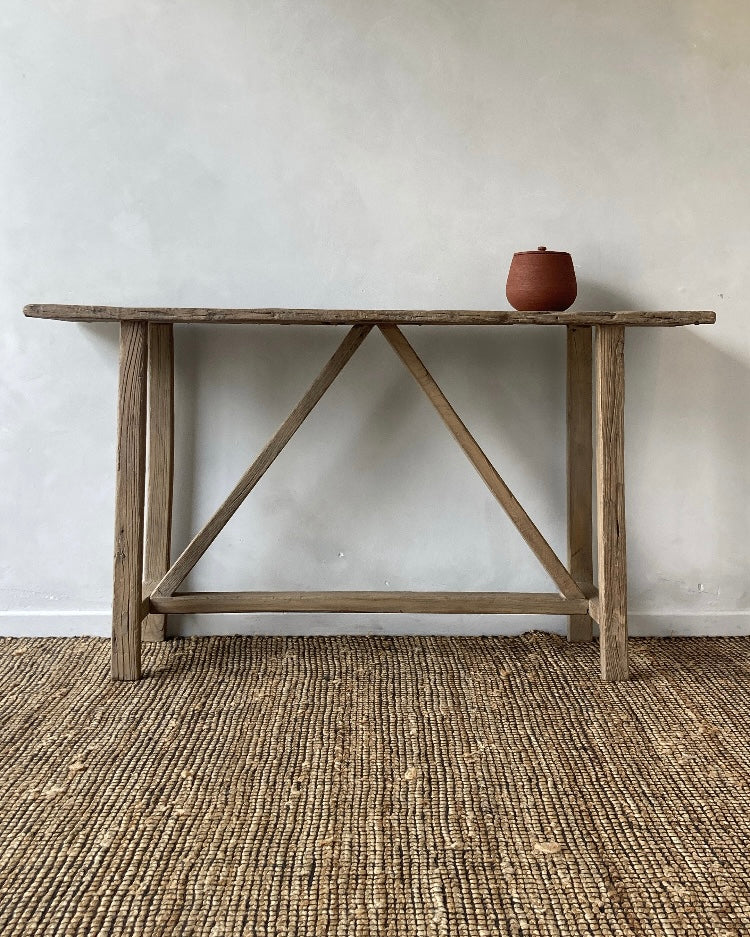 Lichte olmen houten wandtafel met nieten