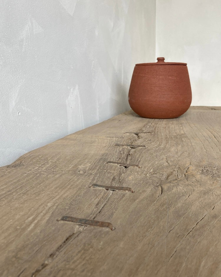 Lichte olmen houten wandtafel met nieten