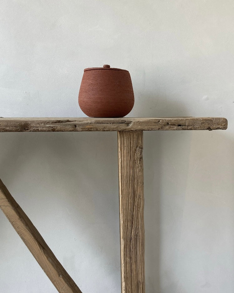 Lichte olmen houten wandtafel met nieten
