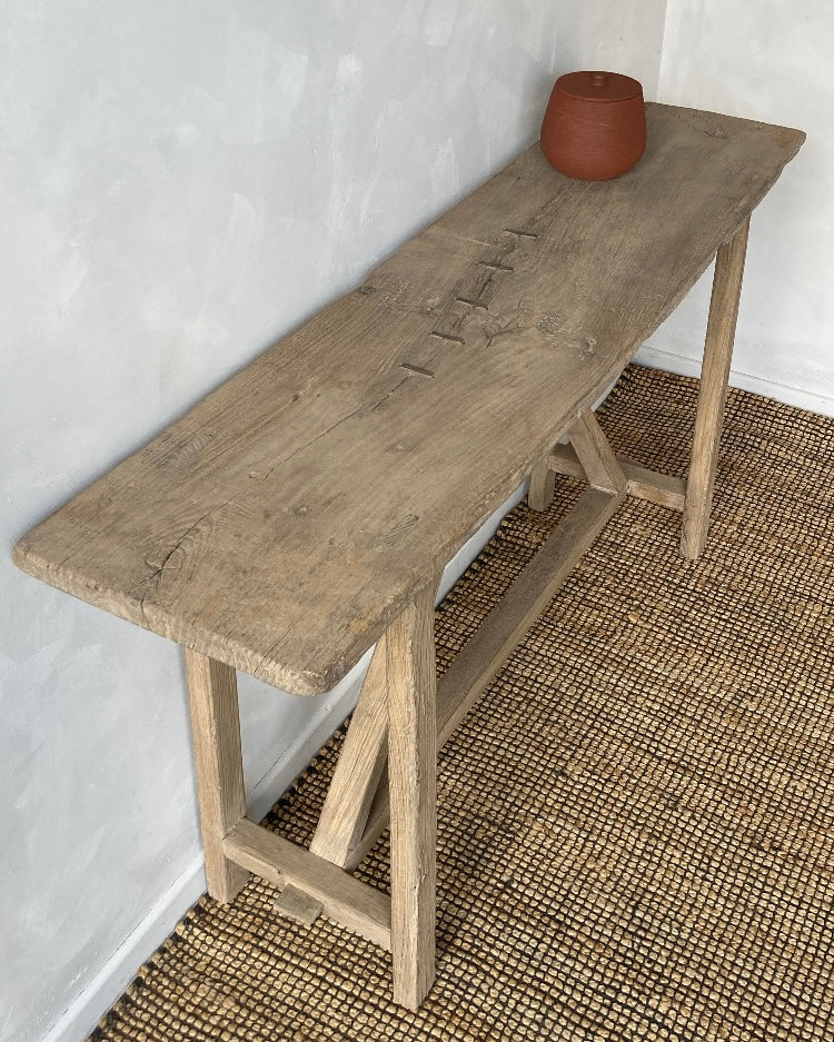 Lichte olmen houten wandtafel met nieten