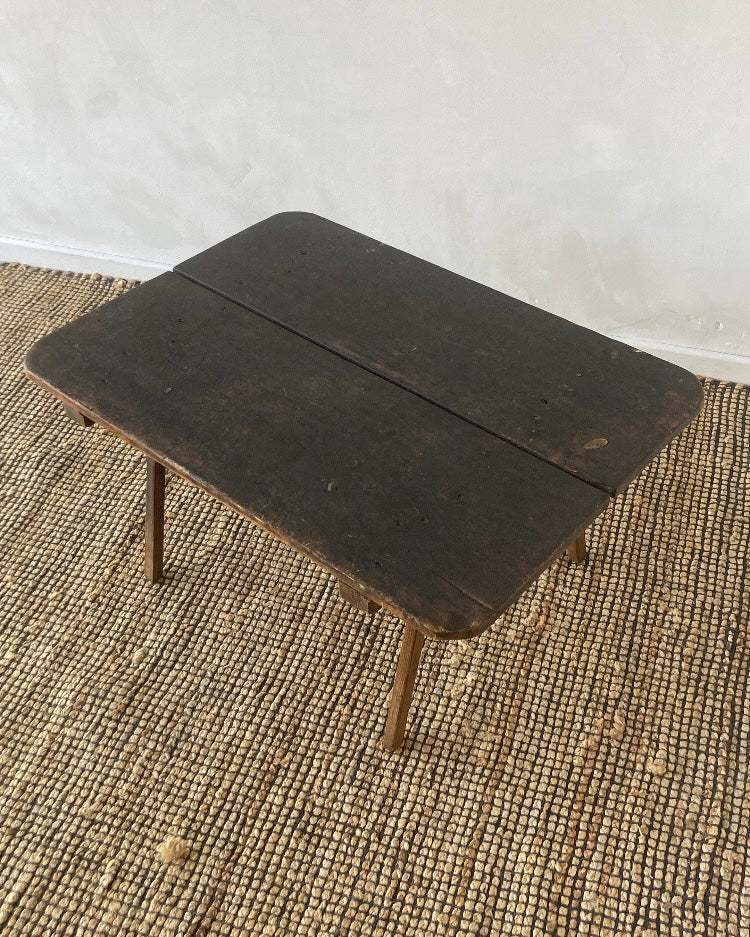 Oud donker houten tafeltje