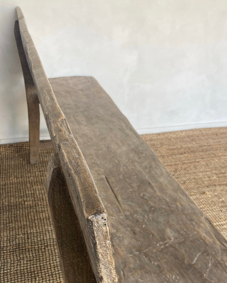 Oude houten bank den met rug