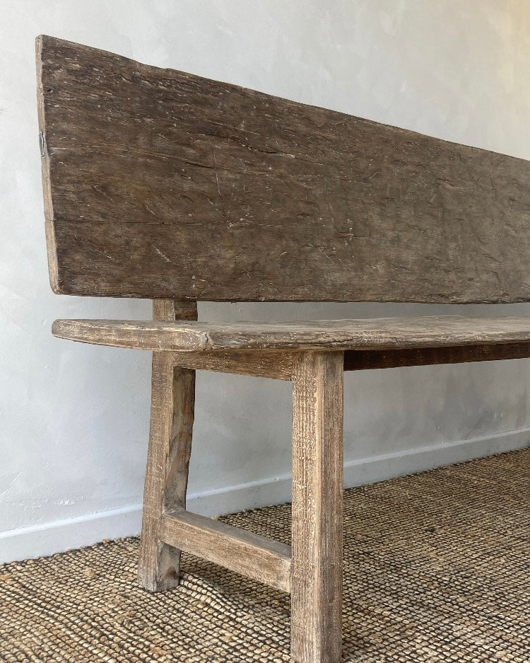 Oude houten bank den met rug