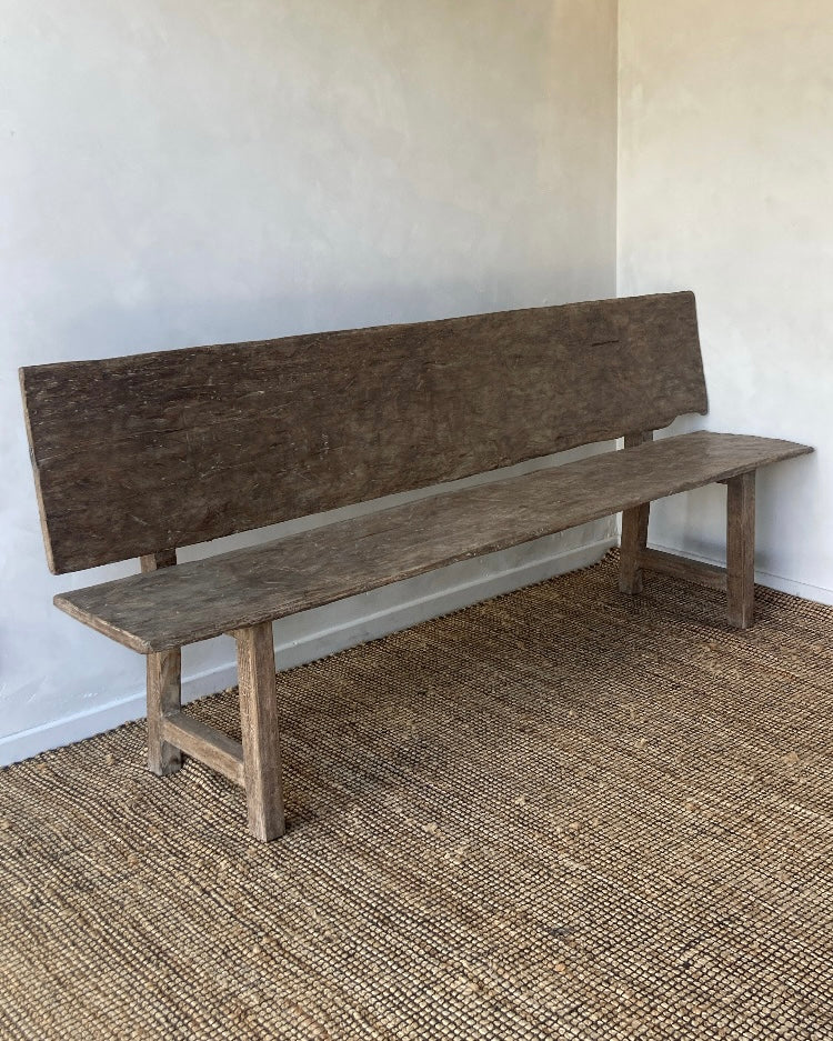 Oude houten bank den met rug