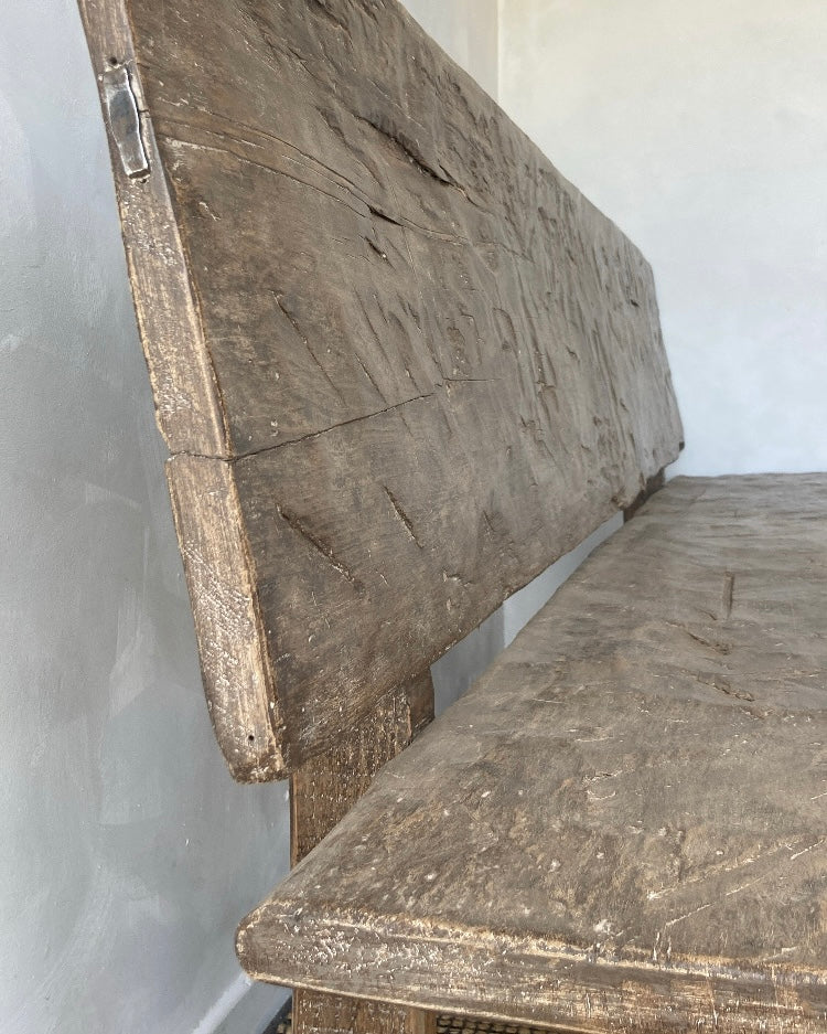 Oude houten bank den met rug