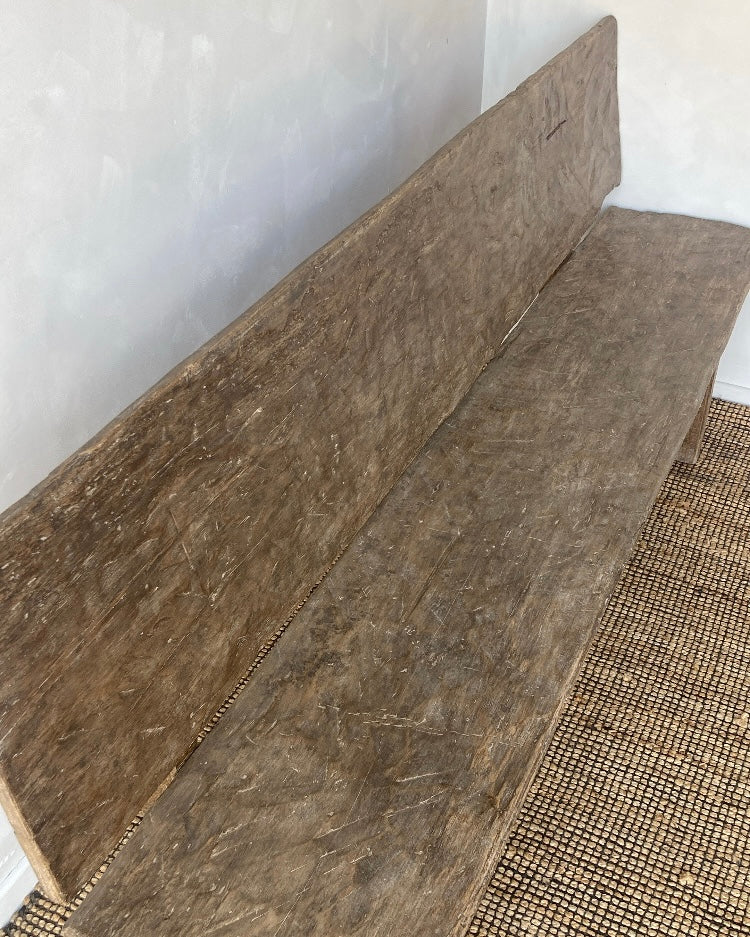 Oude houten bank den met rug