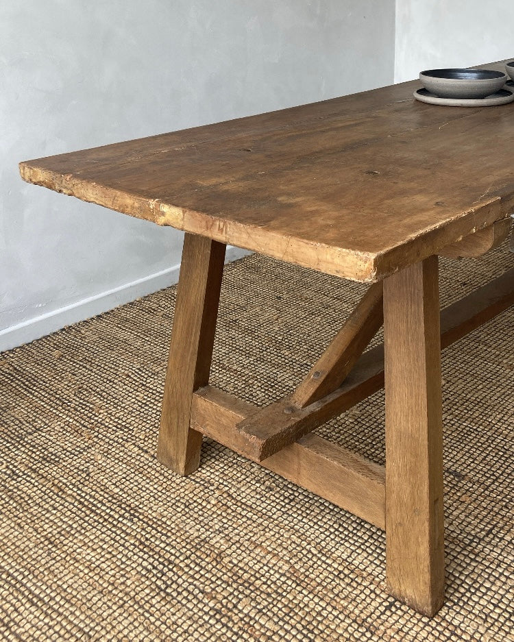 Oude walnoten eettafel met eiken poten