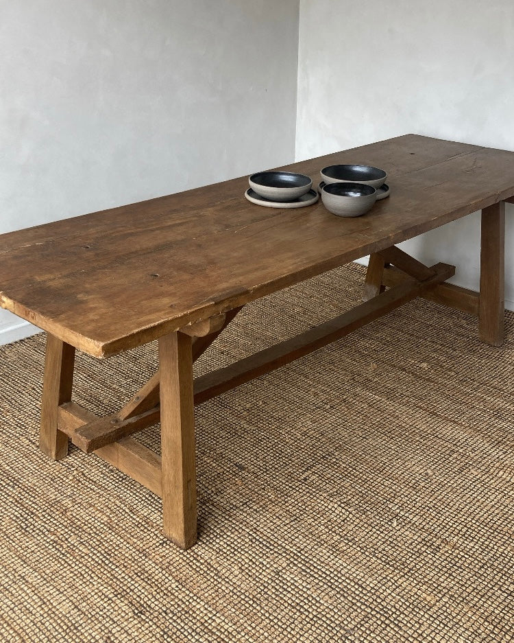 Oude walnoten eettafel met eiken poten
