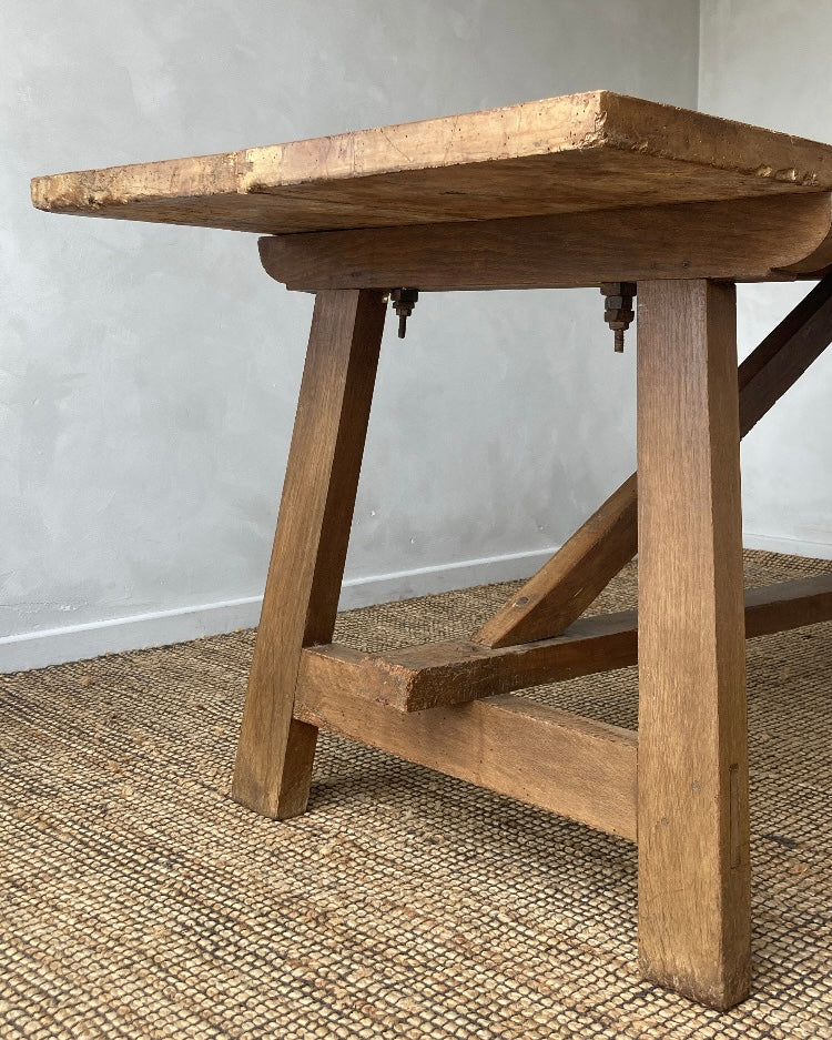 Oude walnoten eettafel met eiken poten