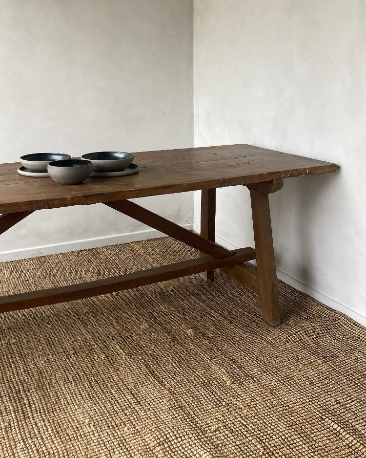 Oude walnoten eettafel met eiken poten