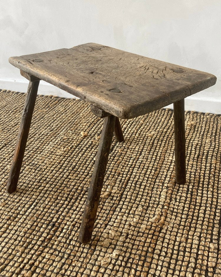 Klein oud houten bijzettafeltje