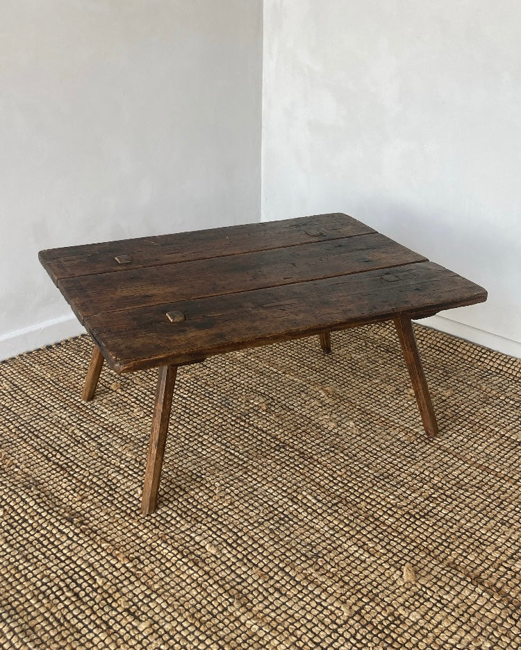 Oud houten tafeltje met sterke schakering