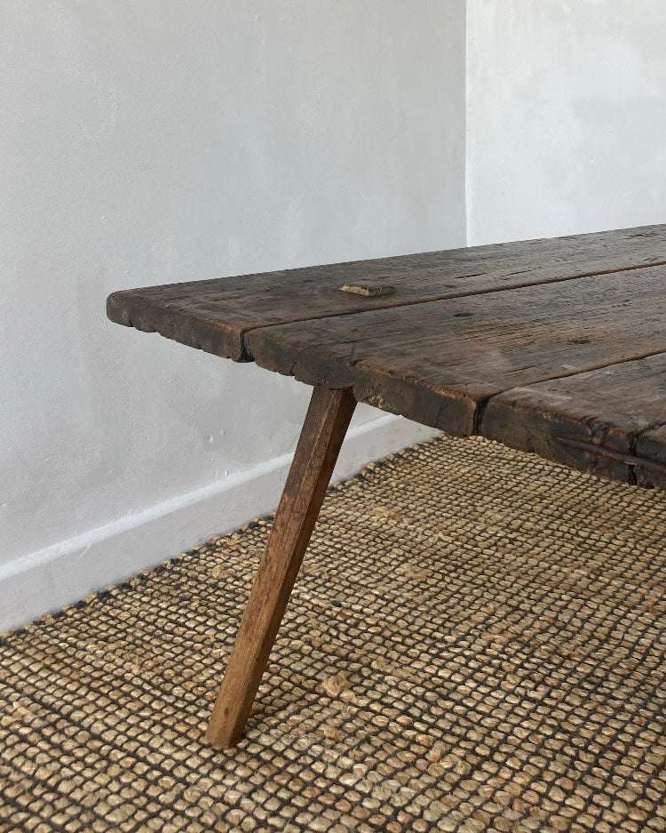 Oud houten tafeltje met sterke schakering