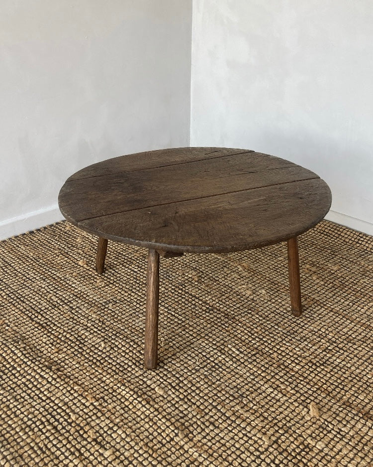 Oud houten tafeltje rond