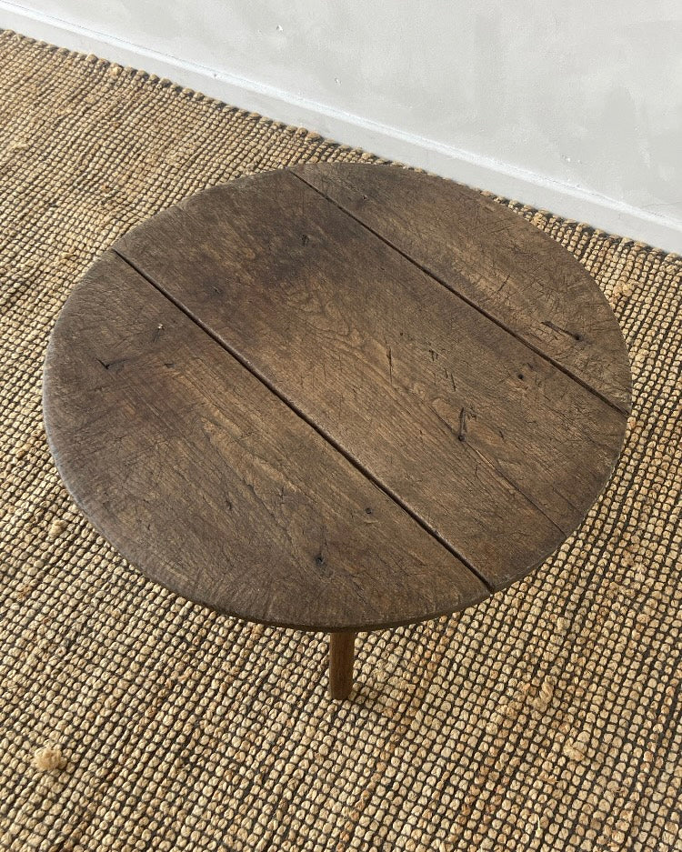 Oud houten tafeltje rond