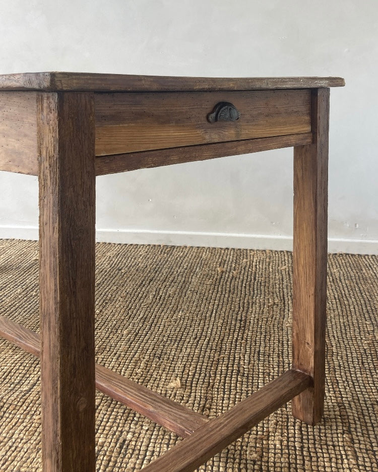 Authentieke tafel met drie schuiven