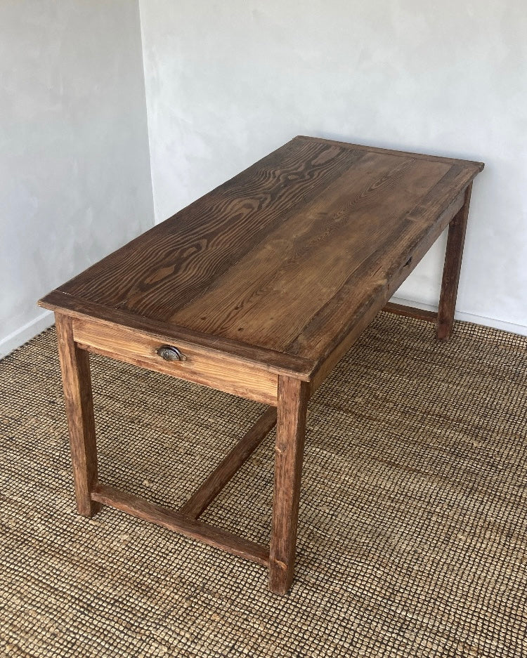 Authentieke tafel met drie schuiven