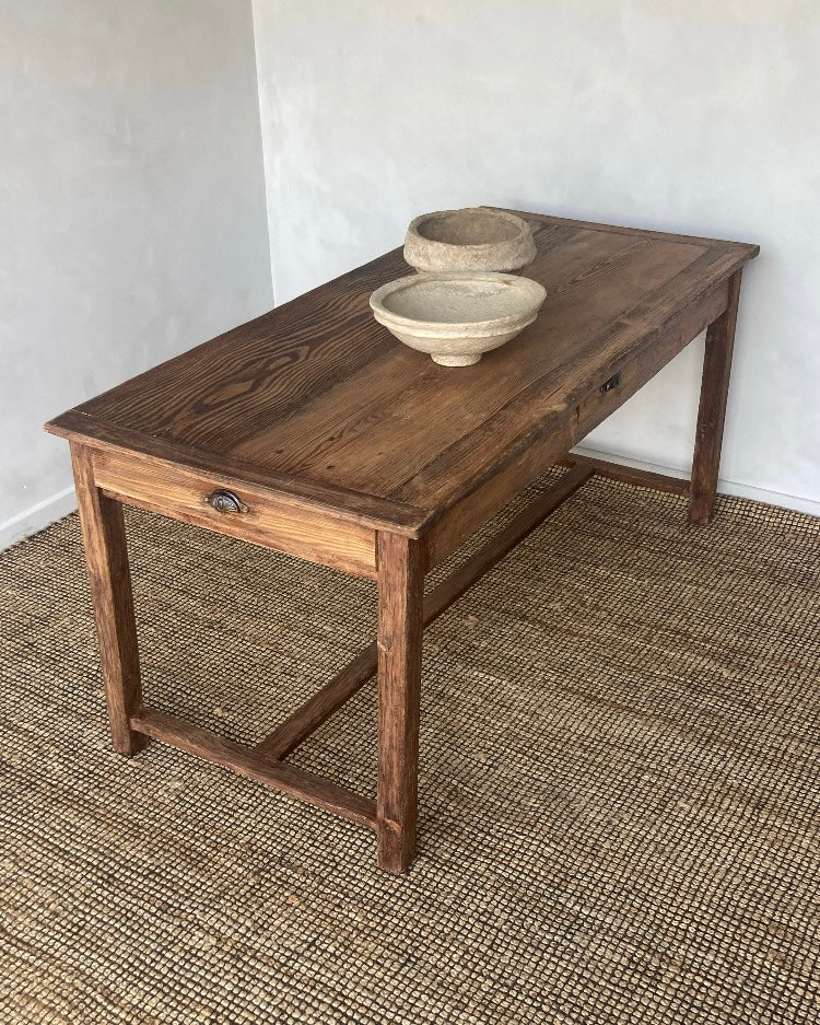 Authentieke tafel met drie schuiven