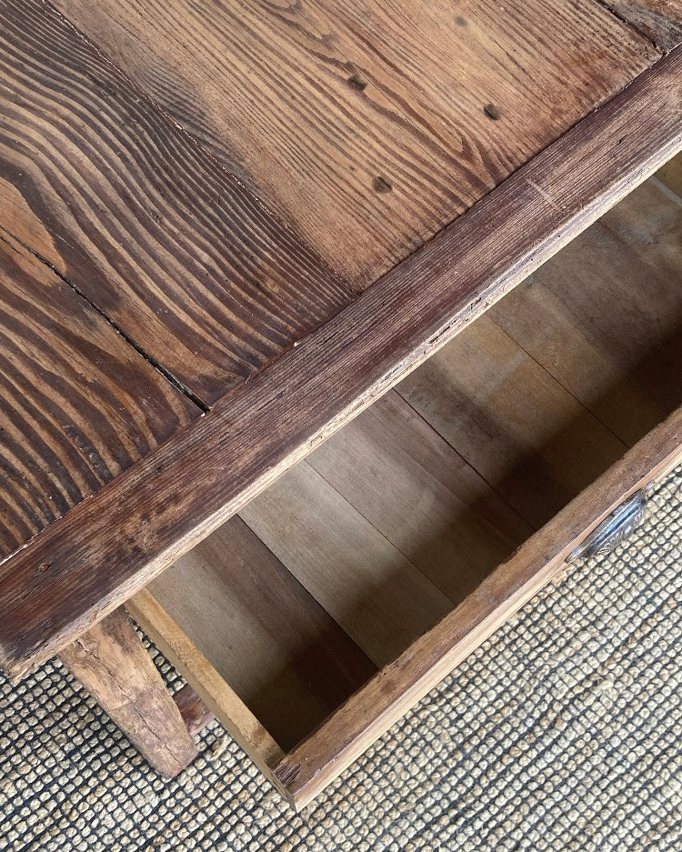 Authentieke tafel met drie schuiven