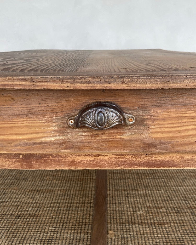 Authentieke tafel met drie schuiven