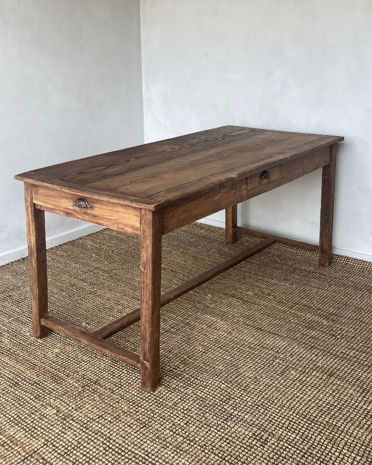 Authentieke tafel met drie schuiven