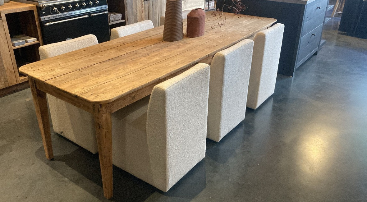 Authentieke eettafel met afgeronde hoeken