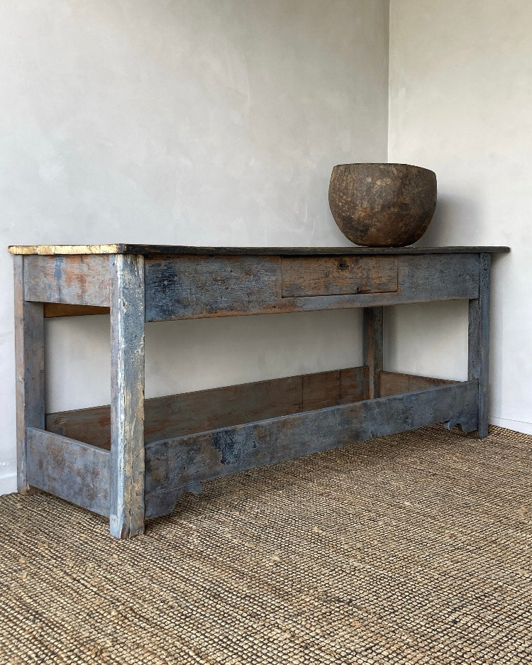 Werktafel met lavendelblauwe patine