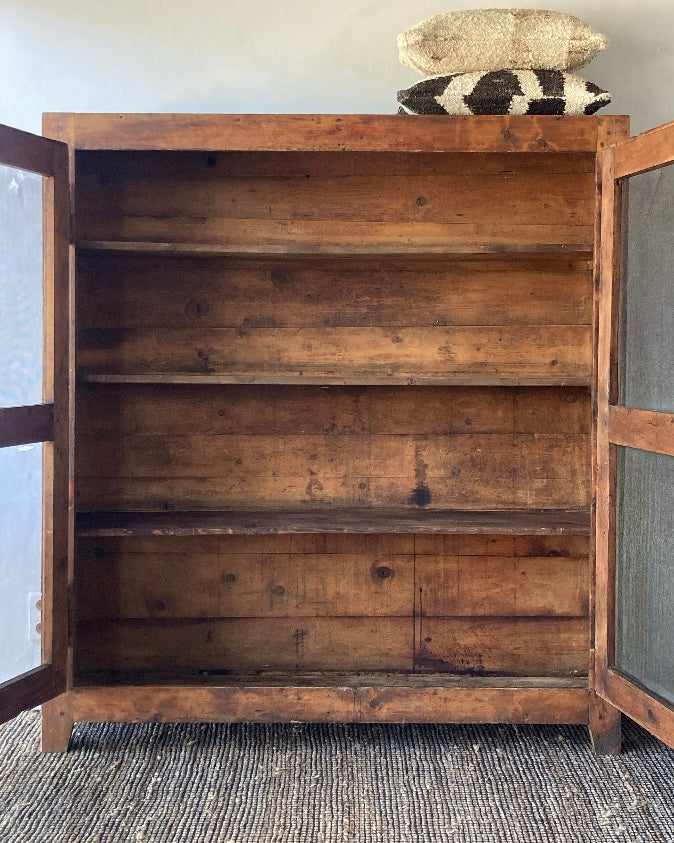 Authentieke houten kast met gaas