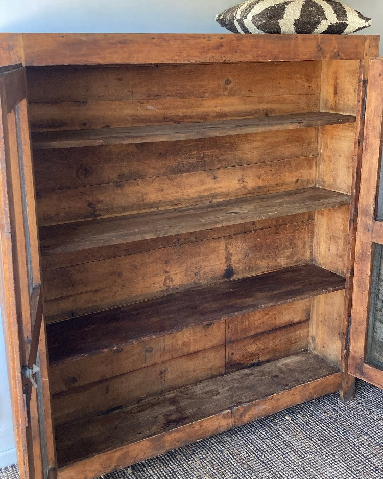 Authentieke houten kast met gaas