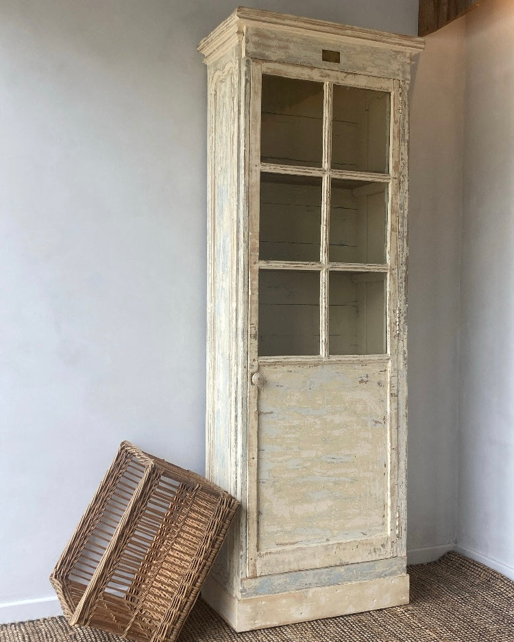 Authentieke kast met glas en beige lichtblauwe patine