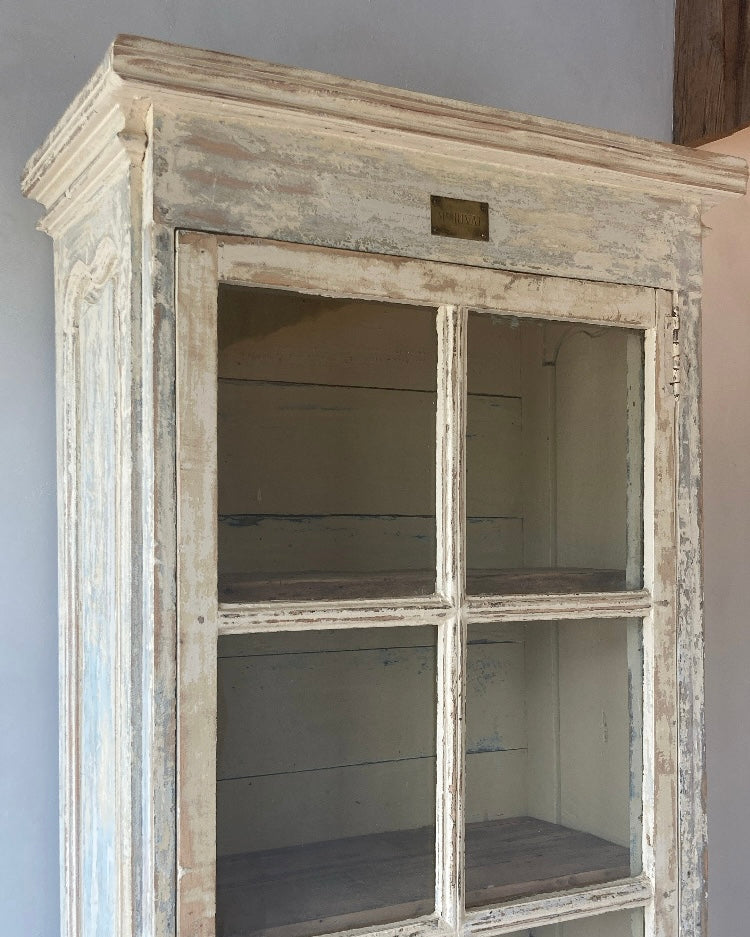 Authentieke kast met glas en beige lichtblauwe patine