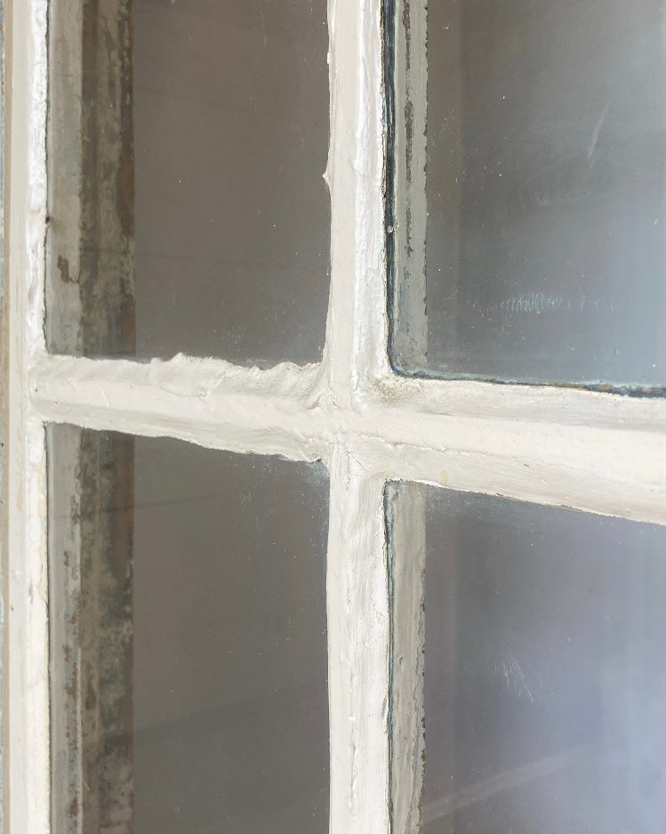 Authentieke kast met glas en beige lichtblauwe patine