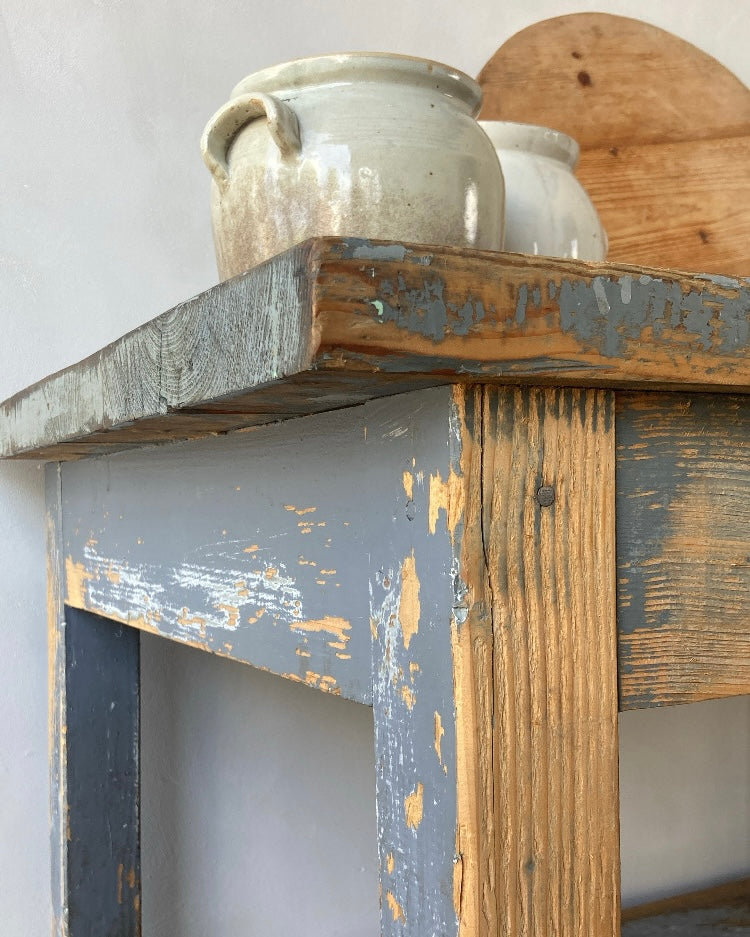 Oude houten werktafel met originele patine