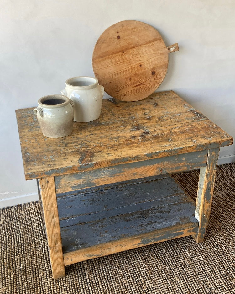 Oude houten werktafel met originele patine