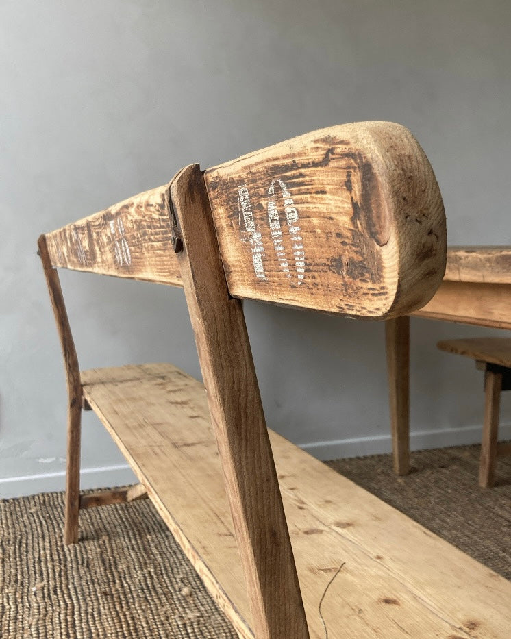 Authentieke houten bank met rug