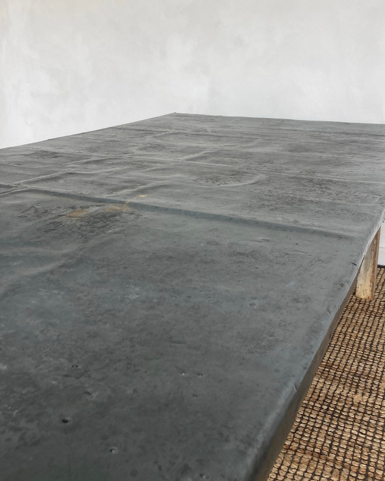 Authentieke houten salontafel met zinken blad