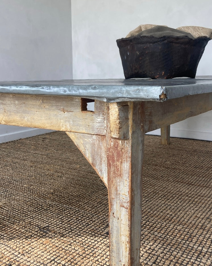 Authentieke houten salontafel met zinken blad