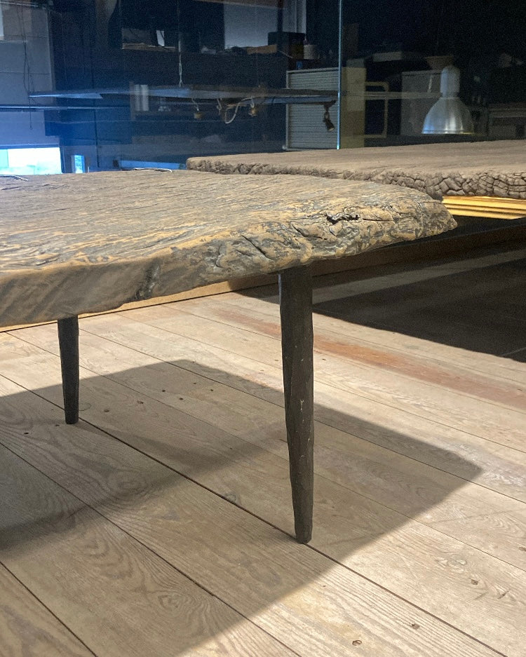 Authentieke houten salontafel met metalen pootjes