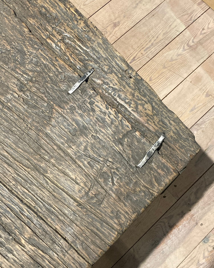 Authentieke houten salontafel met metalen pootjes