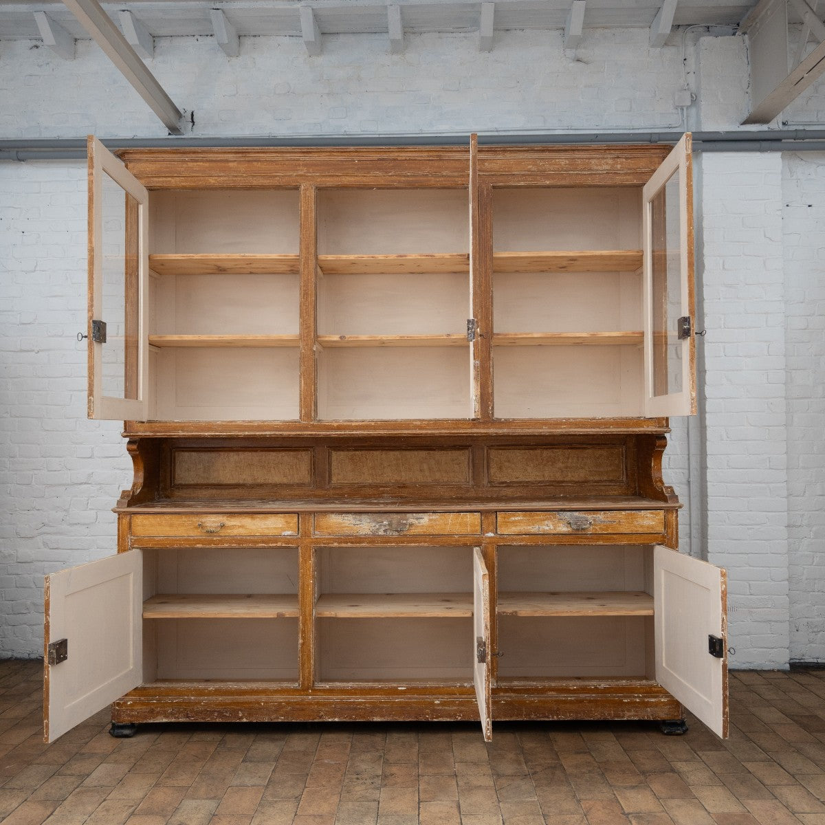 Authentieke houten vitrinekast met glas