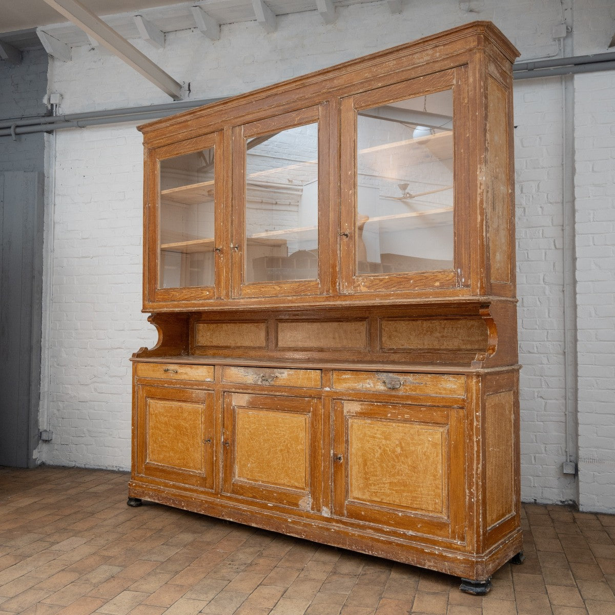 Authentieke houten vitrinekast met glas