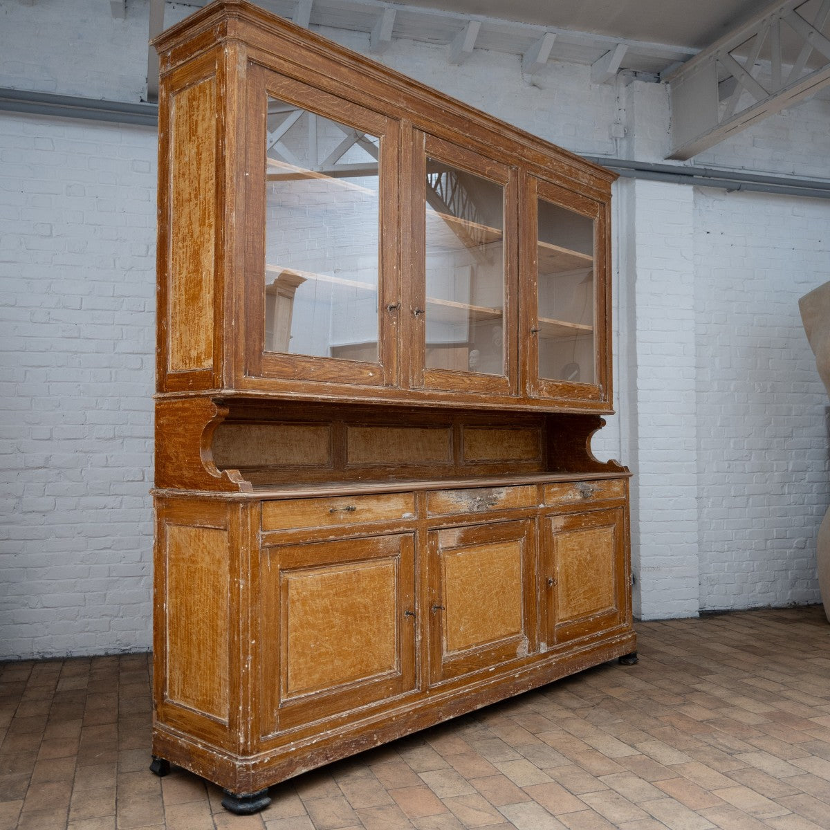 Authentieke houten vitrinekast met glas