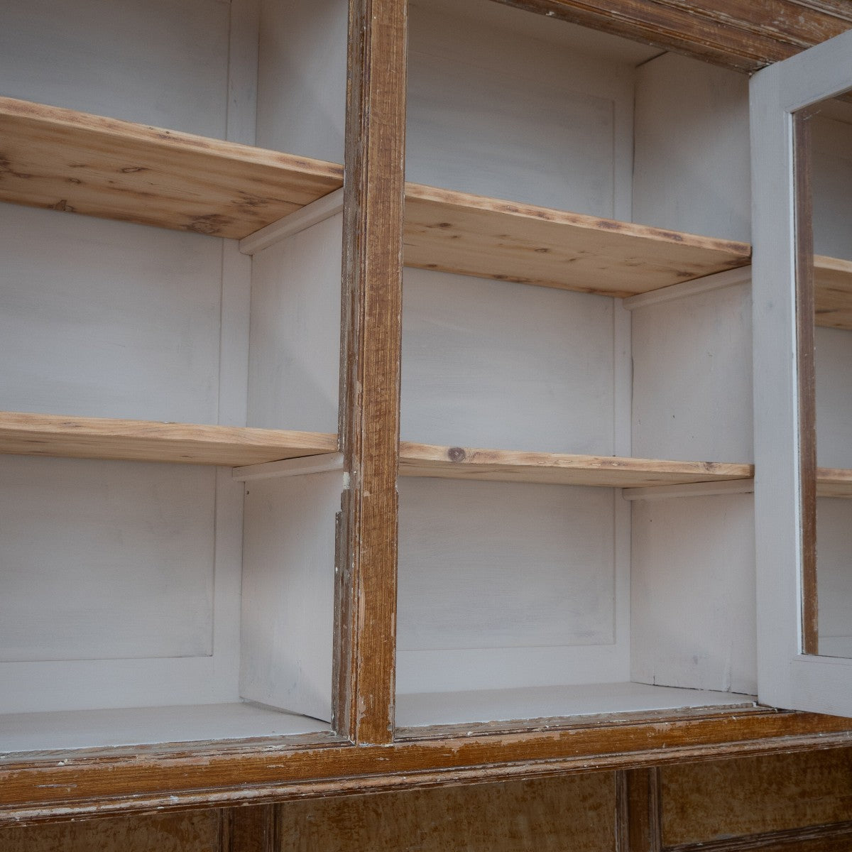 Authentieke houten vitrinekast met glas
